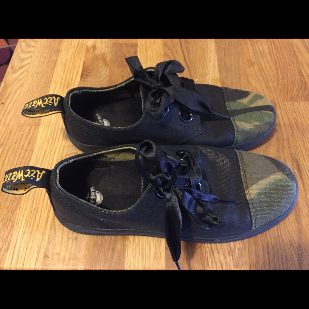 New Dr. MARTENS EALING Shoe 37 EU/ 6 US no box